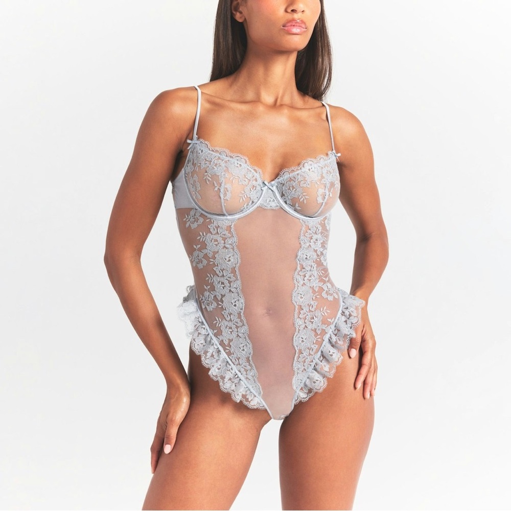 NWT SKIMS EMBROIDERED LINGERIE UNLINED CROTCHLESS TEDDY - Pearl (size small)